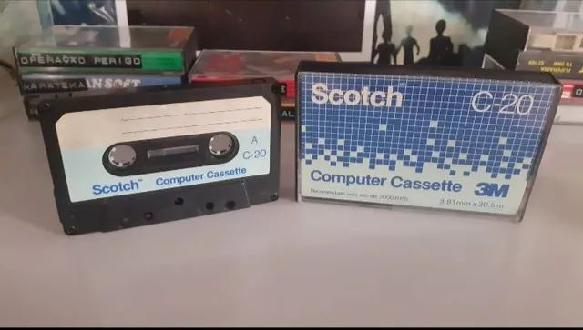 Fita K7 C-20 ao lado da sua caixa