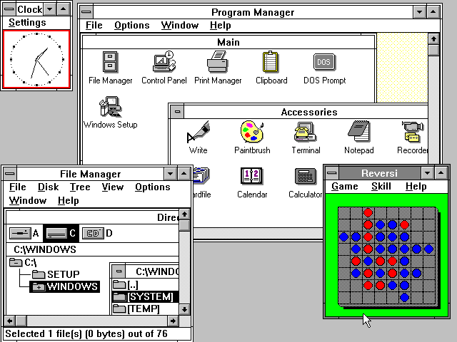 Print do Windows 3.0 mostrando janelas com os grupos de ícones do sistema, o jogo Reversi, e o relógio analógico.