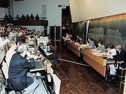Foto do público reunido na primeira conferência internacional da WWW