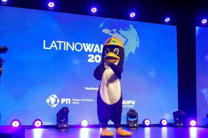 O mascote do Linux no palco de um evento Latinoware recente