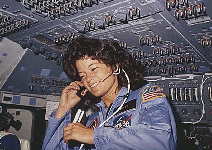 Sally Ride na cabine de um Super Jumbo