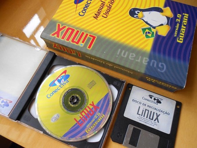 CD, disquete de boot e manual impresso do Conectiva Linux 3.0 Guarani.