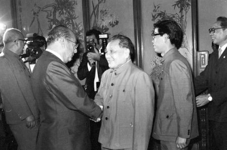 Deng Xiaoping recebe João Figueiredo no Salão do Povo, em Beijing.