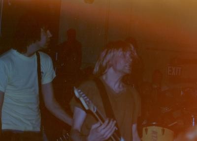 Foto de má qualidade mostrando o Nirvana no palco do Jabberjaw em 29 de maio de 1991