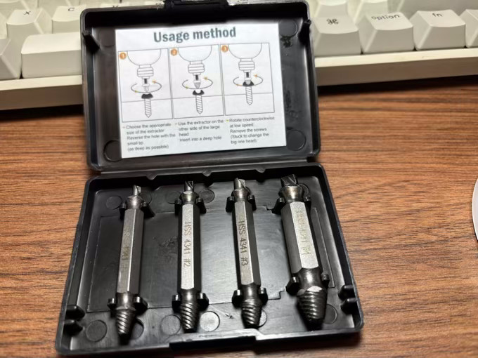 Conjunto de 4 ponteiras de parafusadeira, com extremidades especiais pra remover parafusos cuja fenda esteja espanada.