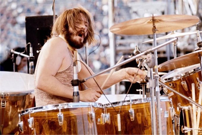 John Bonham no palco, com seu instrumento
