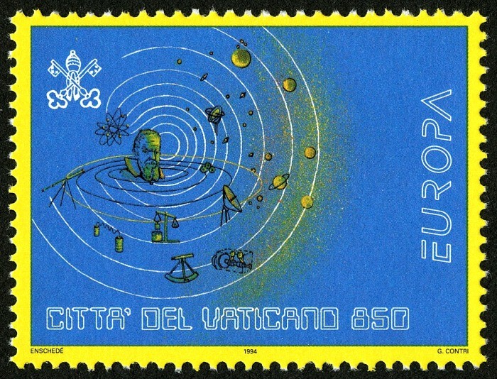 O selo postal com a face de Galileu no centro do sistema solar