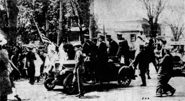 Membros da Ku Klux Klan sendo confrontados pela polícia no Queens no Memorial Day de 1927, em foto do jornal Brooklyn Daily Eagle
