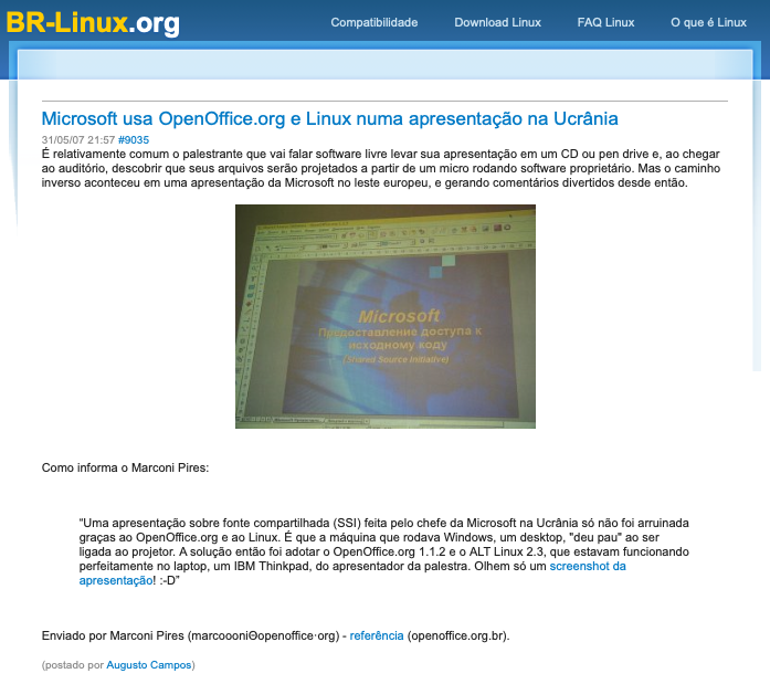 Print do post do BR-Linux com uma foto da tela de projeção e incluindo o trecho: ““Uma apresentação sobre fonte compartilhada (SSI) feita pelo chefe da Microsoft na Ucrânia só não foi arruinada graças ao OpenOffice.org e ao Linux. É que a máquina que rodava Windows, um desktop, “deu pau“ ao ser ligada ao projetor. A solução então foi adotar o OpenOffice.org 1.1.2 e o ALT Linux 2.3, que estavam funcionando perfeitamente no laptop, um IBM Thinkpad, do apresentador da palestra.“