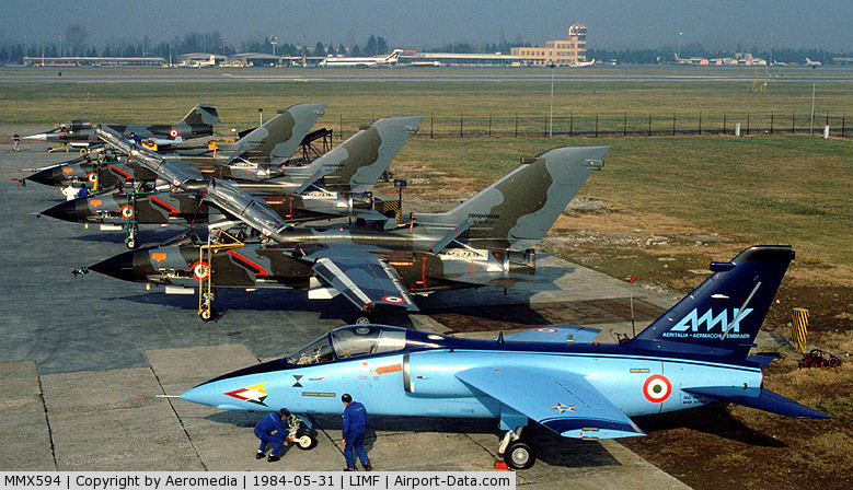 Protótipo do AMX ao lado de caças italianos Tornado.