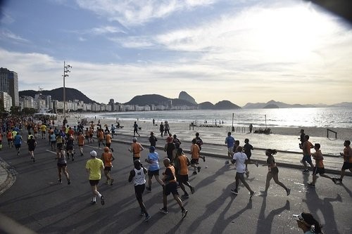 Foto de trecho em Copacabana de uma maratona mais recente, também no Rio.