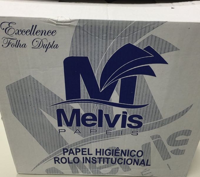 Uma caixa da Mélvis Papeis com o texto, em letras azuis:<br><br>Papel Higiênico Rolo Institucional Excellence Folha Dupla