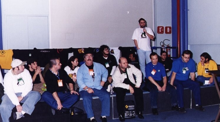 Sentados no palco, da esquerda para a direita: À frente: RootSh, Leonardo M Vaz, Júlio Neves, Marcelo Gondim, Hélio Castro, Maragato, Deivi Kuhn. Atrás: Kov, Aurélio Jargas (eclipsado pelo LMVaz), Sulamita Garcia, Acidbase (eclipsado pelo Júlio Neves), Piter Punk, Jambrão, Rafael Jeffman (de pé), Augusto Campos, Rubens Queiroz (eclipsado pelo Maragato).