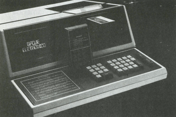 Foto em preto e branco do novo terminal TEF do Banco do Brasil, anunciado em 1984, com teclado numérico e 14 teclas de operação.