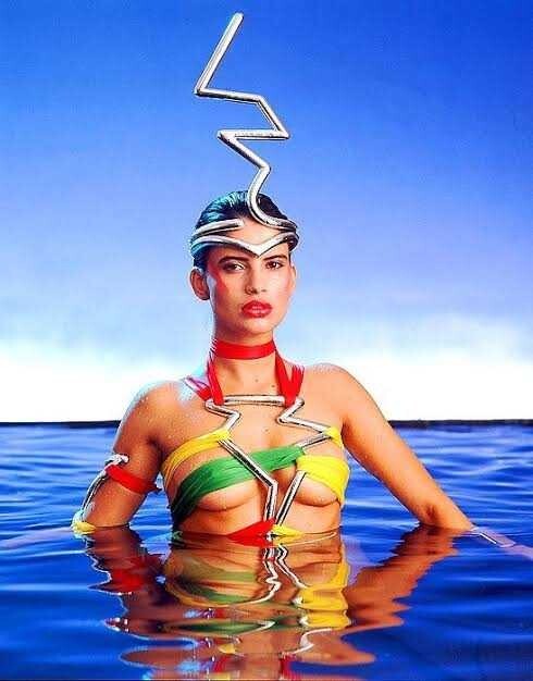 Isadora Ribeiro emerge das águas na abertura do Fantástico