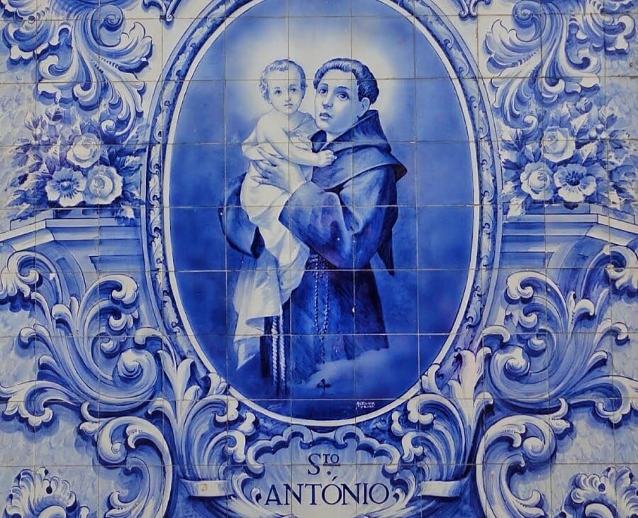Imagem de Santo Antônio em azulejos azuis