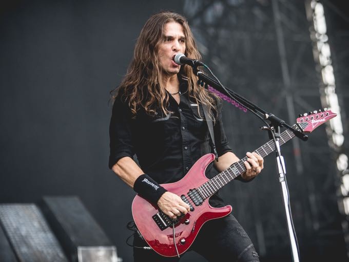 Kiko Loureiro com sua guitarra no palco do Megadeth