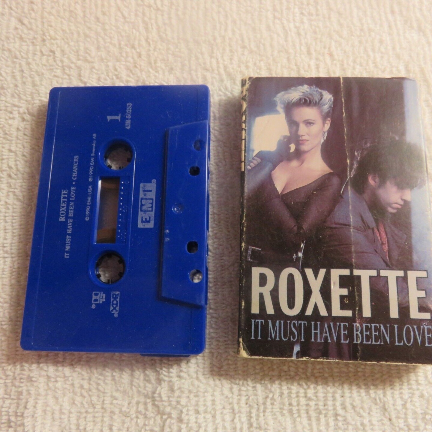 O single de It Must Have Been Love, em um K7 azul.