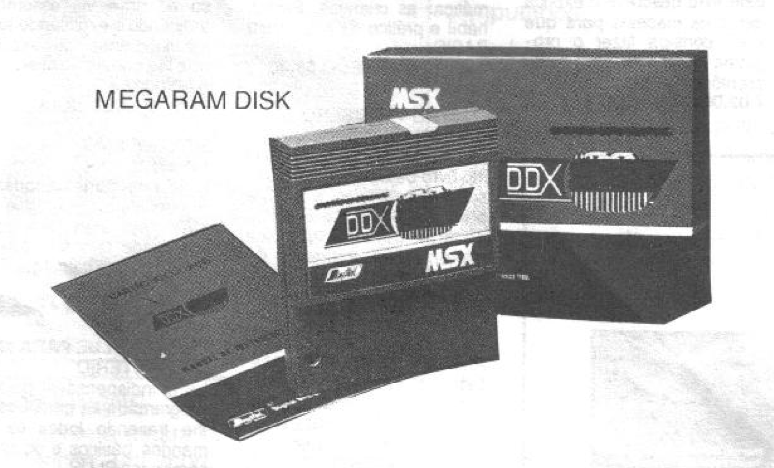 Foto em preto e branco de uma Megaram Disk+ com sua caixa e manual.