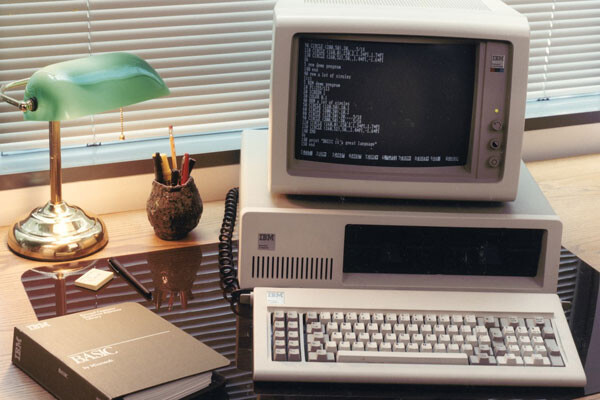 Um IBM PC com um programa em BASIC na tela