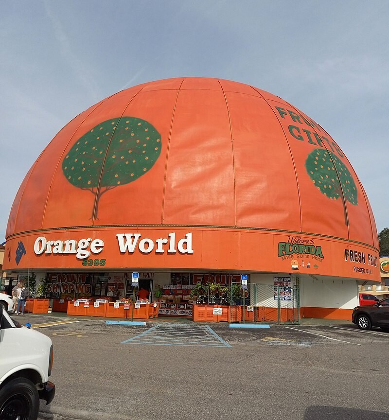 O domo do Orange World, em formato de laranja gigante, na Florida