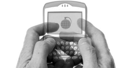 Montagem jornalística de um Blackberry exibindo na tela uma granada no formato do mundo