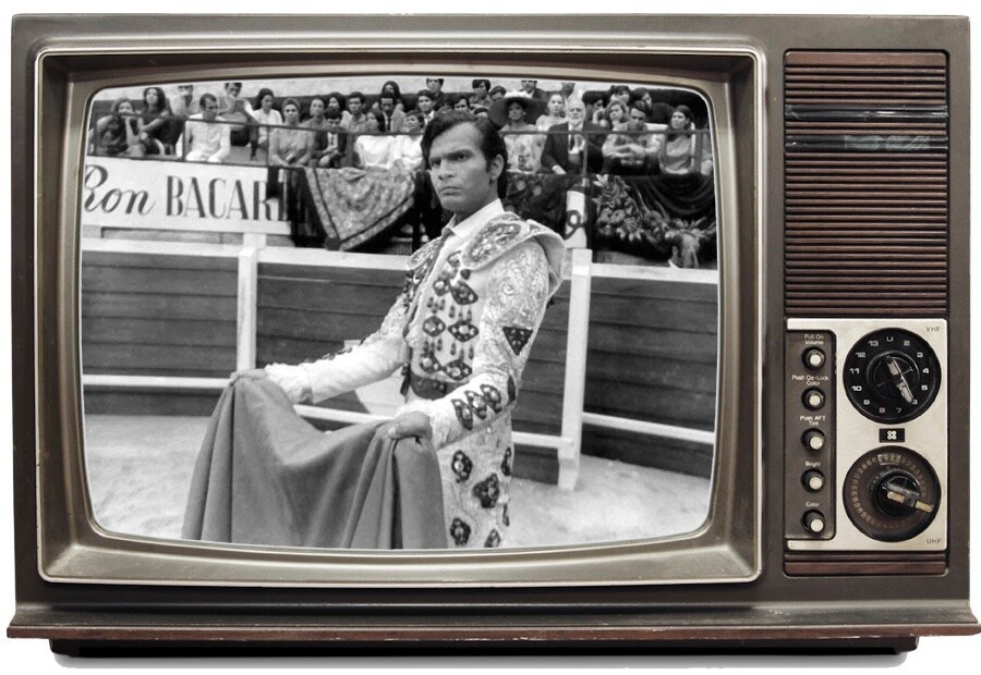 Cena em preto e branco do toureiro Tarcísio Meira