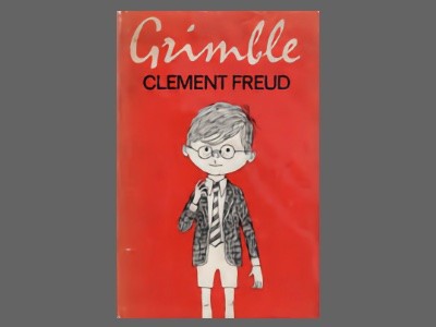 Capa da edição original de Grimble, de 1966, com o personagem usando uniforme escolar, em desenho monocromático sobre um fundo vermelho.