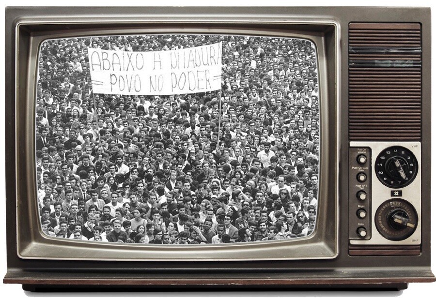 Imagem em preto e branco da manifestação, com a faixa: “Abaixo a Ditadura - Povo no Poder“