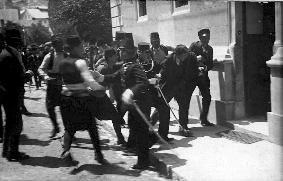 Acredita-se que esta foto seja do momento da prisão de Gavrilo Princip em Sarajevo