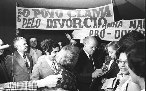 Faixa com o texto: “O Povo Clama Pelo Divórcio“