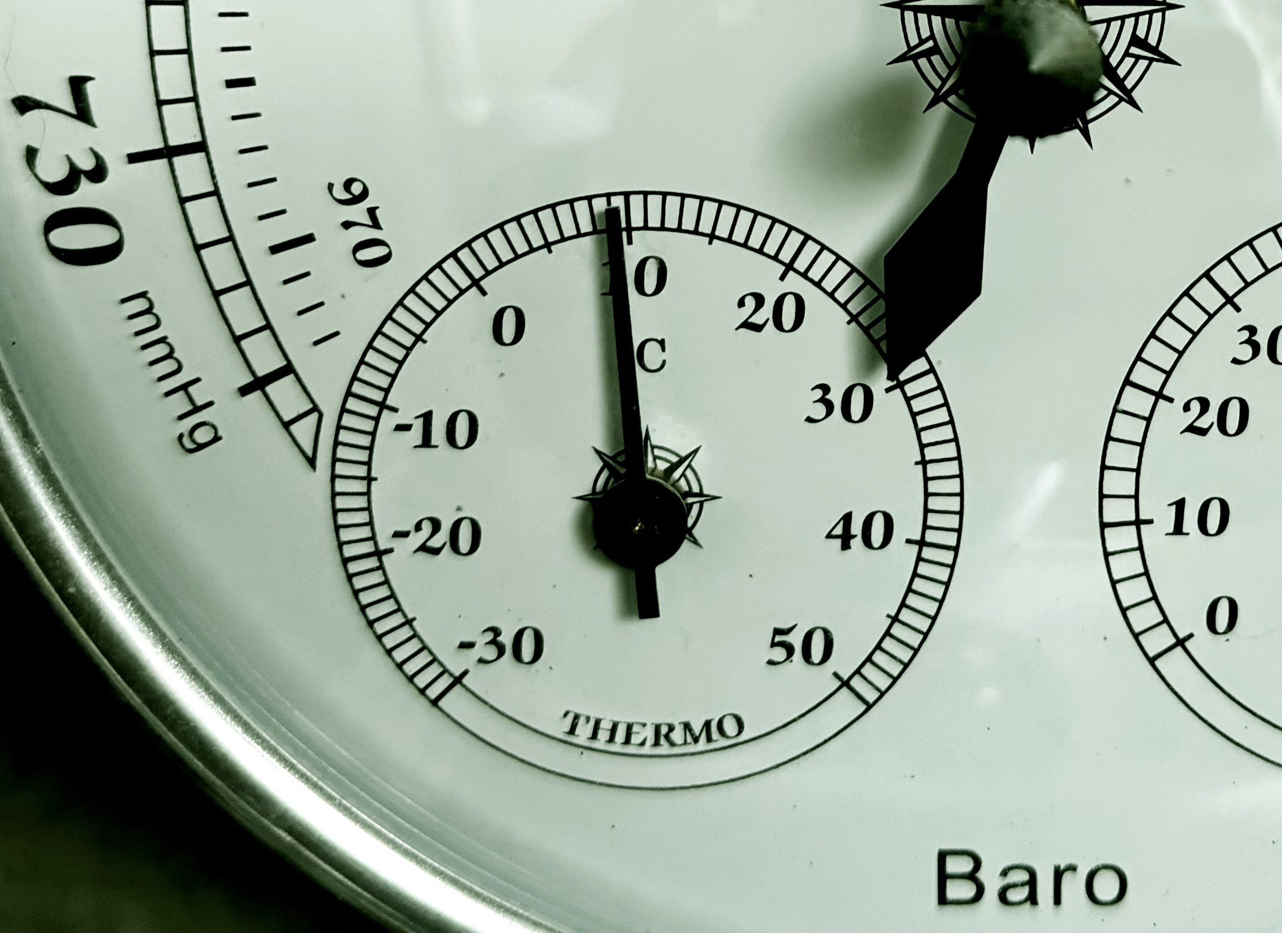 Foto de termômetro analógico marcando 9 graus