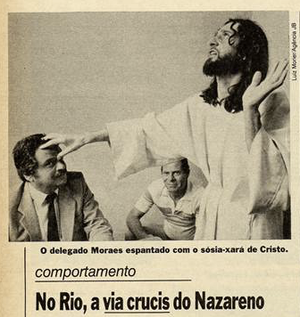 Fragmento de revista com o título: “No Rio, a via crucis do nazareno“, e uma foto de Inri Cristo com a mão na testa de um homem de gravata, e a legenda: “O delegado Moraes espantado com o sósia-xará de Cristo“