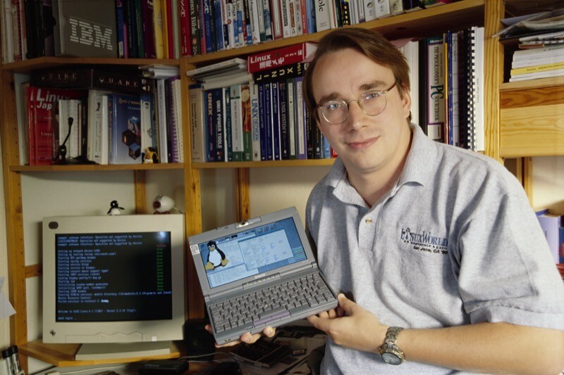 Linus Torvalds em seu escritório, anos depois, com um Vaio rodando Linux