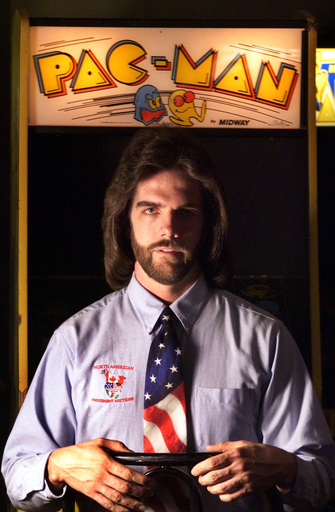 Billy Mitchell em frente a uma máquina de Pac-Man
