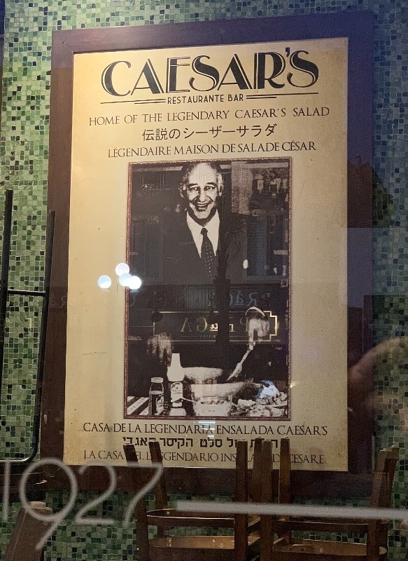 Um cartaz dentro do atual Hotel Caesar's dizendo “A casa da lendária Salada César“