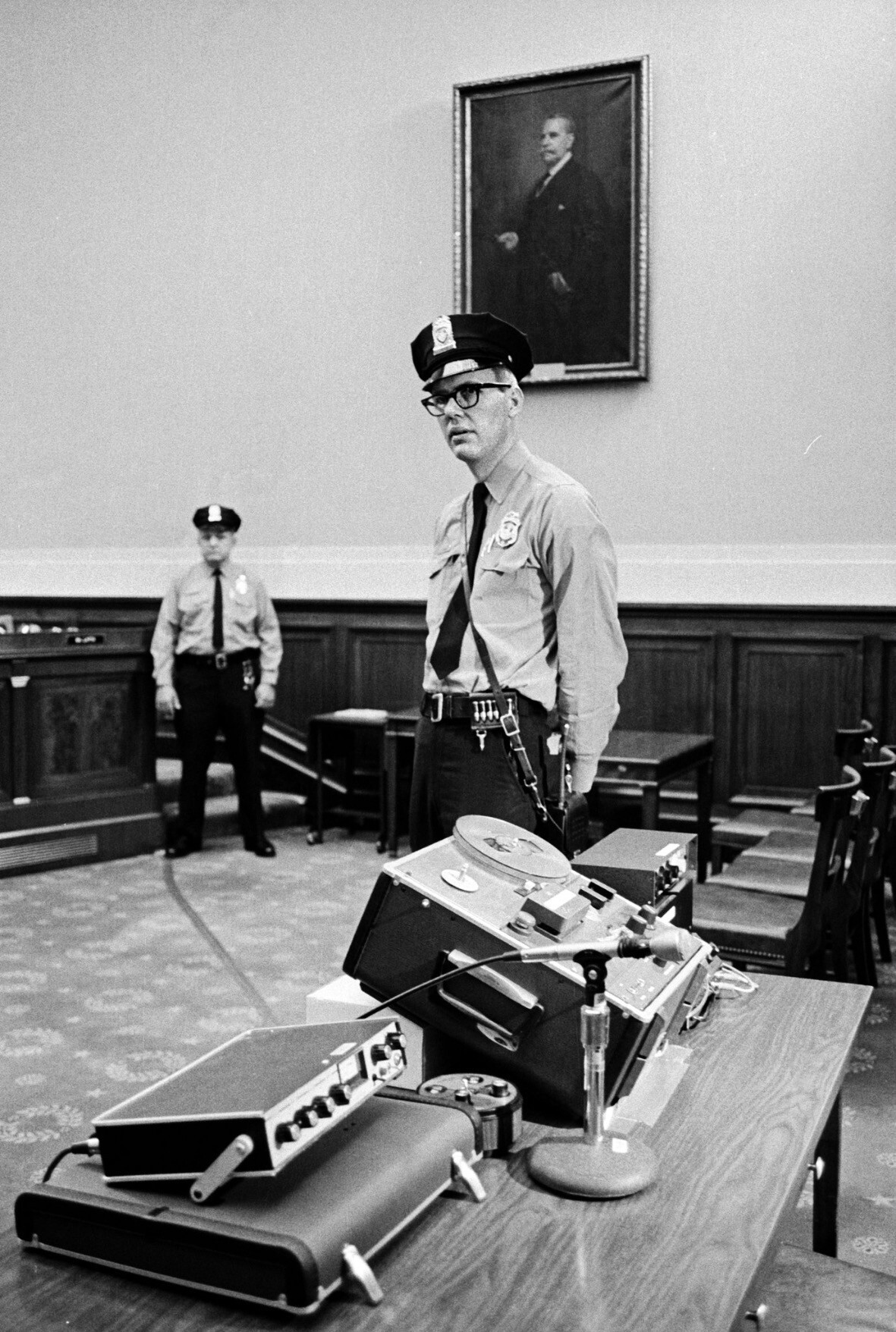 Policiais em frente a aparato de gravação