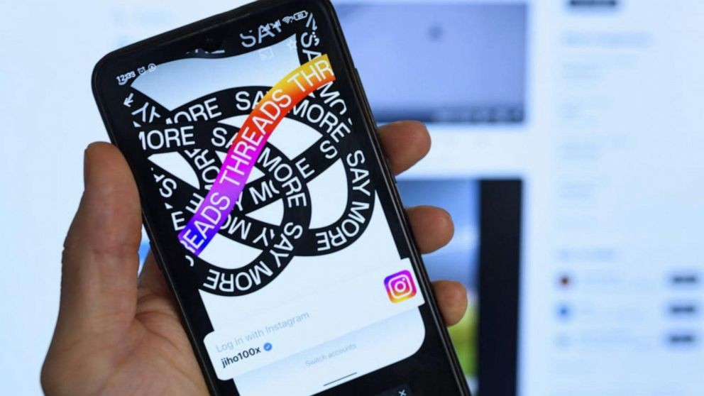 Foto de um celular exibindo o logo do Threads.