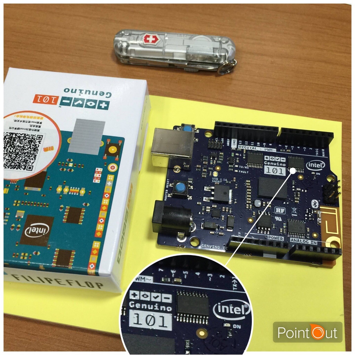 Placa Genuino 101, com destaque ampliado mostrando o logotipo da Intel