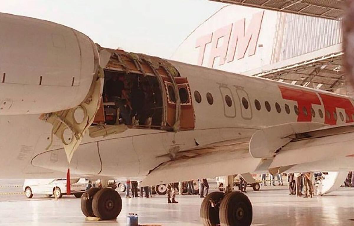 O rombo na fuselagem do Fokker 100 da TAM