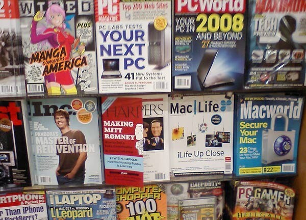 Revistas de TI expostas em uma banca