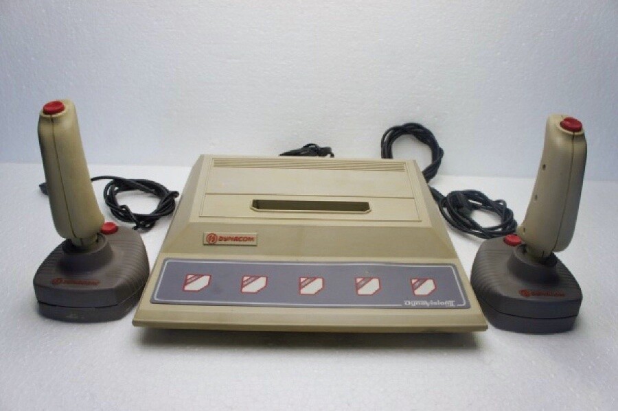 O Dynavision 2, com 2 controles