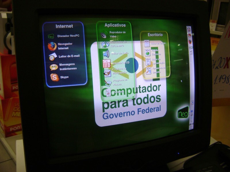 Desktop e menu de aplicativos no monitor de uma das versões do Computador para Todos