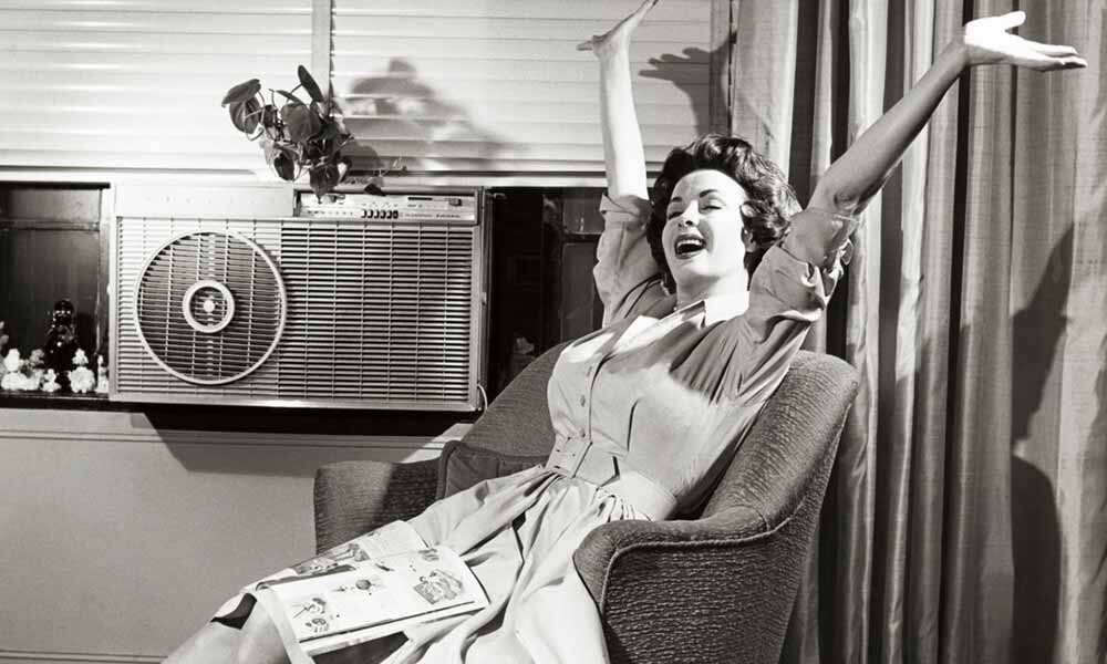 Modelo ergue os braços em peça promocional do condicionador de ar