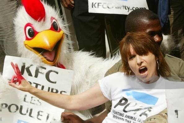 O policial arrasta Chrissie, acompanhada do mascote dos protestos