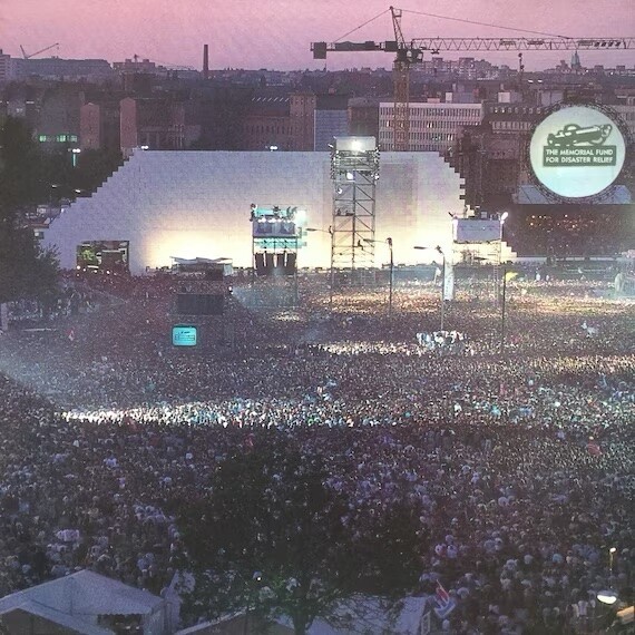 Público reunido para comemorar com The Wall a queda do muro