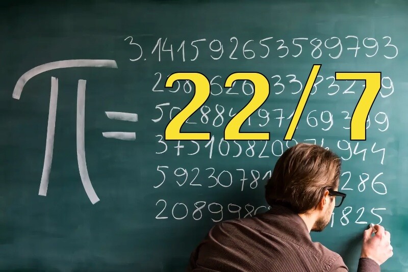 Homem escreve os dígitos da constante pi num quadro, com a data 22/7 os sobrepondo.
