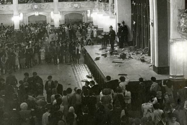 O palco destruído após a briga