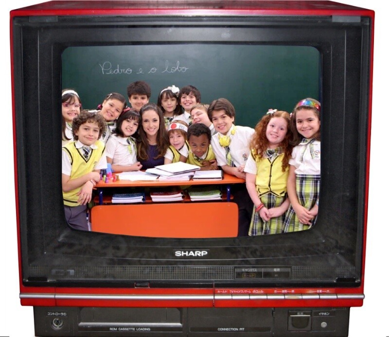 A professora e as crianças do elenco de Carrossel, caracterizados