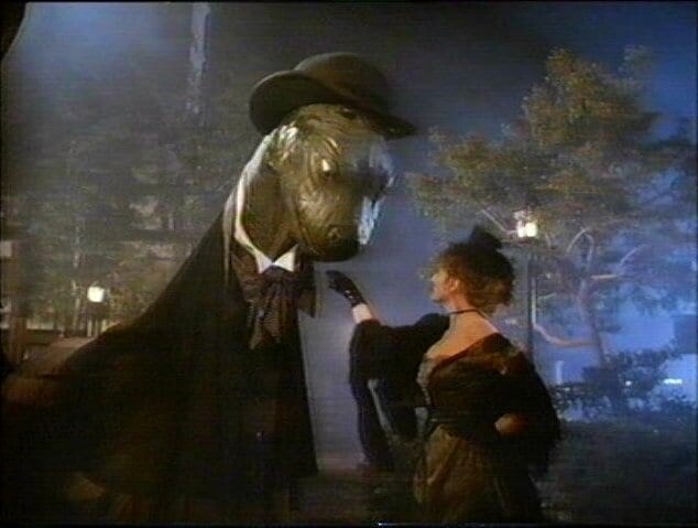 Cena de 'As Amazonas na Lua' (1987), com o Monstro do Lago Ness caracterizado como Jack o Estripador